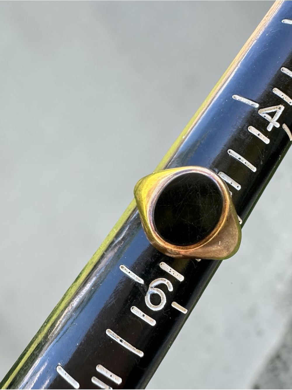Vintage UK 9K Yellow Gold Black Onyx Signet Ring - Size 5 (2.1g - Picture 2 of 11